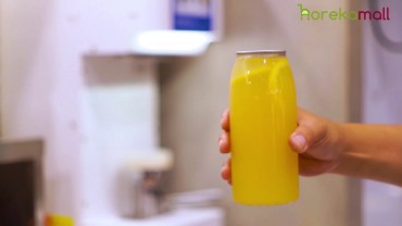 membuat-minuman-dari-sirup-markisa-dan-menyegelnya-menggunakan-mesin-segel-tutup-kaleng